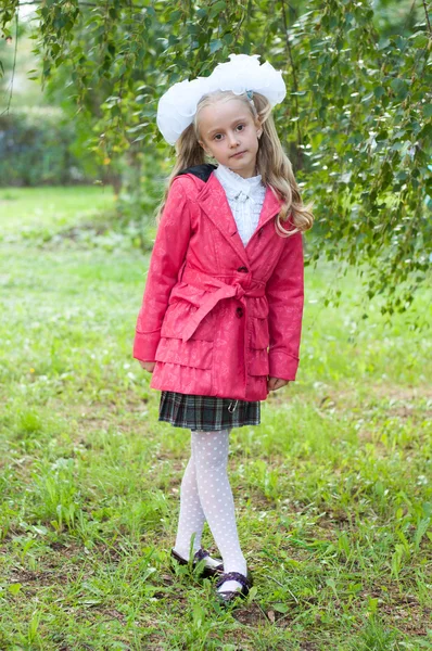 Schoolmeisje gekleed in een forest berk — Stockfoto