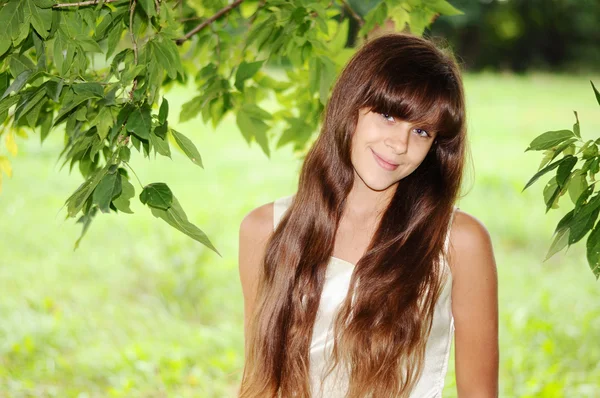 Una giovane donna in un parco estivo — Foto Stock