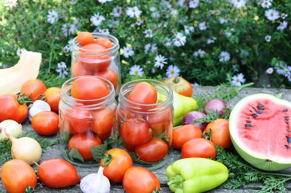 缶詰のトマトを自宅で — ストック写真