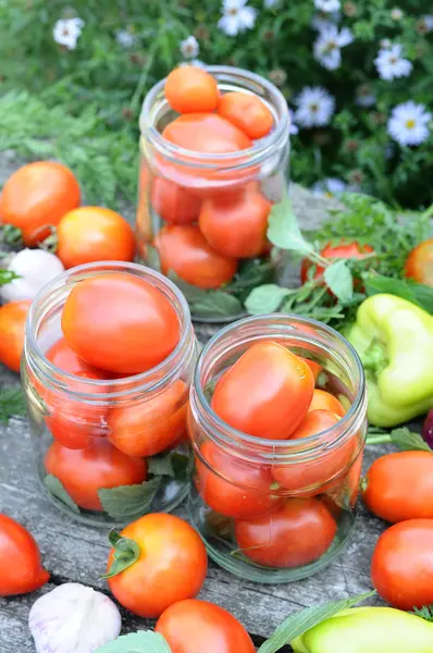 缶詰のトマトを自宅で — ストック写真