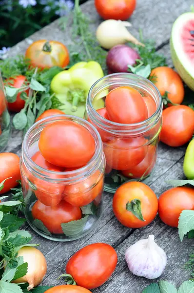 Mise en conserve des tomates à la maison — Photo