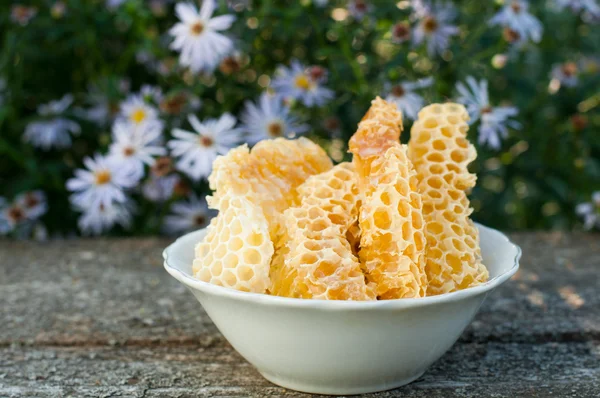 Naturlig honung i kammen — Stockfoto