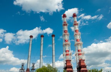 Mavi gökyüzü arka plan üzerine huniler