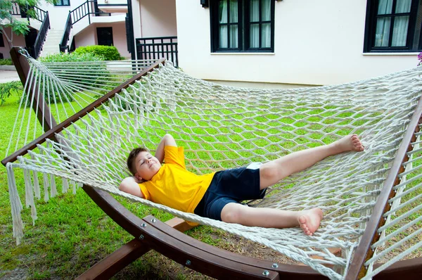 Pojke vilar i en hängmatta — Stockfoto