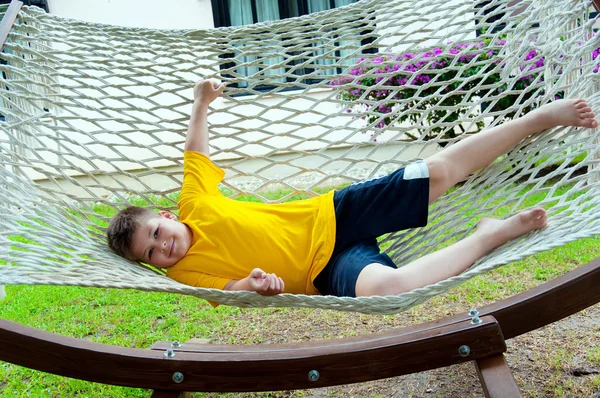 Junge ruht in einer Hängematte — Stockfoto