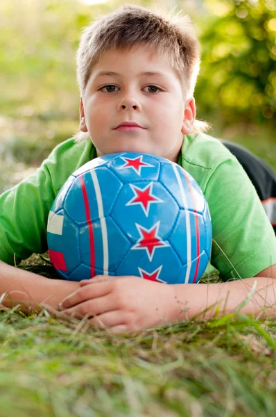 Anak laki-laki dengan bola di alam — Stok Foto