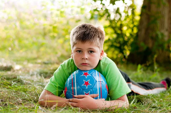 Il ragazzo con la palla sulla natura — Foto Stock