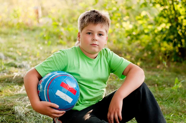 The boy with the ball on the nature — Stock Photo, Image