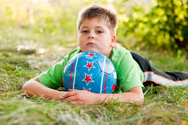 Çocuğun doğasına topun yanında — Stok fotoğraf