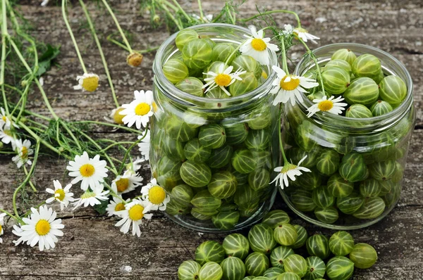 Cucinare marmellata di uva spina fatta in casa — Foto Stock