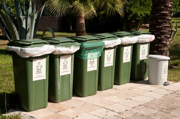 Containers voor gescheiden inzameling van afval — Stockfoto