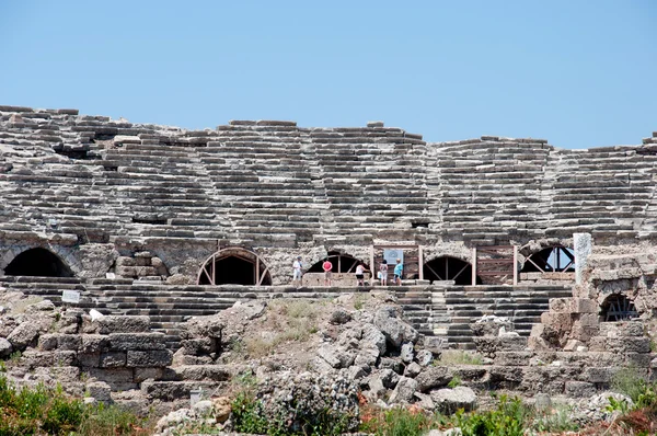 De ruïnes van het oude amfitheater in side, Turkije — Stockfoto