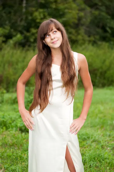 Teenager Mädchen in einem weißen Kleid auf der Natur — Stockfoto