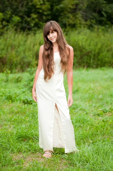 Ragazza adolescente in un vestito bianco sulla natura — Foto Stock