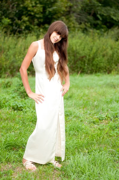 Adolescente dans une robe blanche sur la nature — Photo