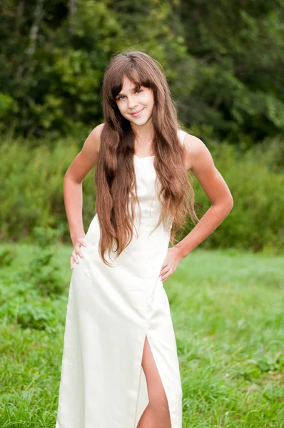 Teenager Mädchen in einem weißen Kleid auf der Natur — Stockfoto