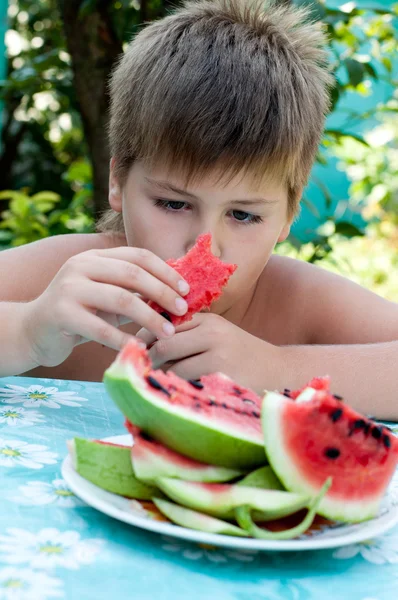 熟したスイカを食べる少年 — ストック写真