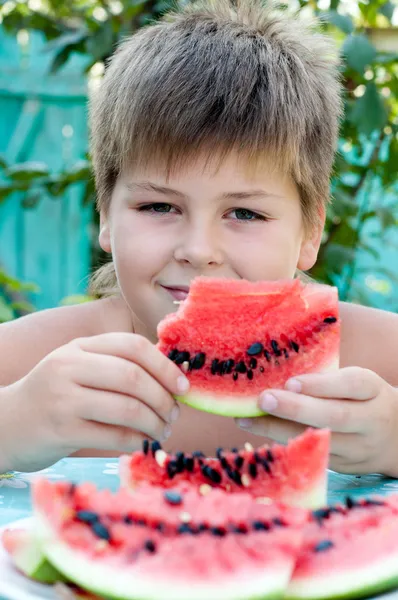 Jongen eten van een rijpe watermeloen — Stockfoto