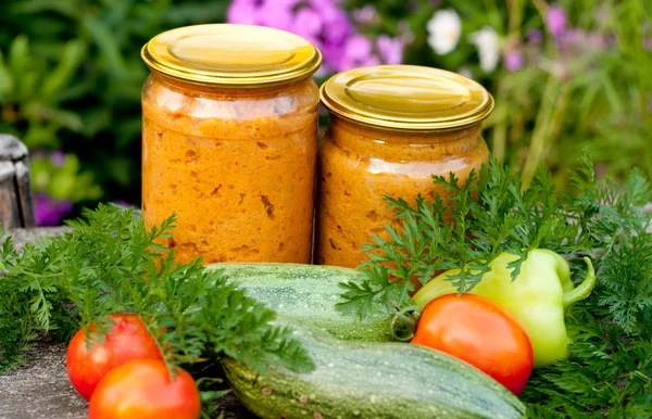 Abobrinha de legumes enlatados em um frasco de vidro — Fotografia de Stock