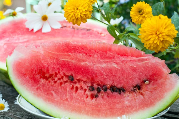 Aptitretande mogen vattenmelon på bordet — Stockfoto