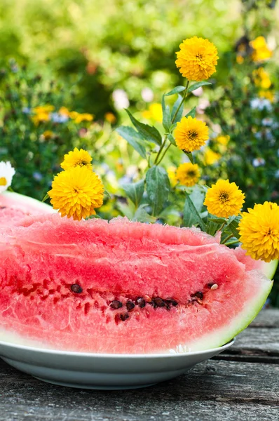 Smakelijk rijp watermeloen op tafel — Stockfoto
