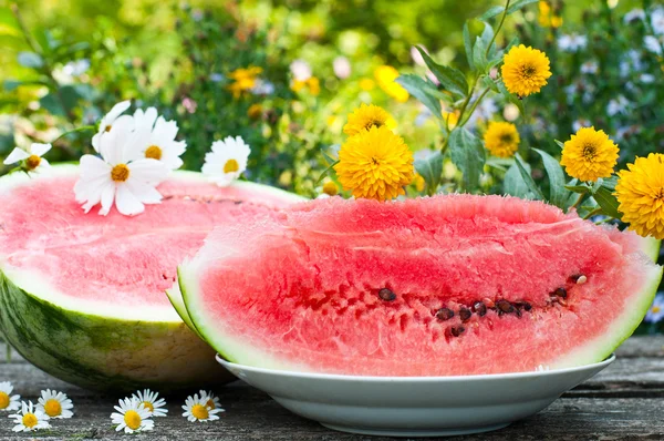 Aptitretande mogen vattenmelon på bordet — Stockfoto