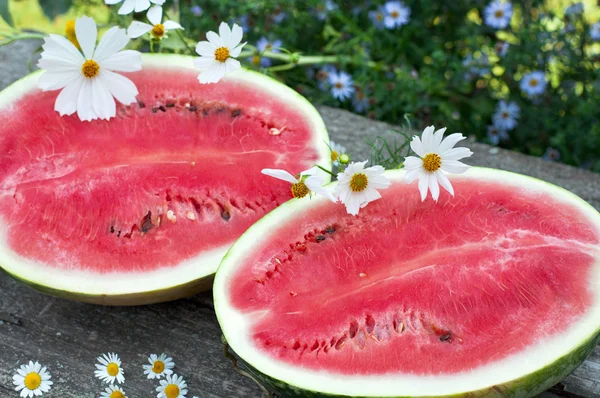 Smakelijk rijp watermeloen op tafel — Stockfoto