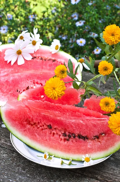 Smakelijk rijp watermeloen op tafel — Stockfoto