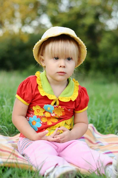 Маленька дівчинка 2,5 роки в природі — стокове фото
