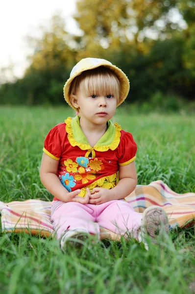 Маленькая девочка 2,5 года в природе — стоковое фото