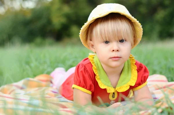 Lilla flickan 2,5 år i naturen — Stockfoto