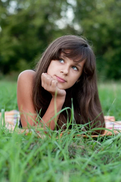 Brunette adolescent fille sur la nature — Photo