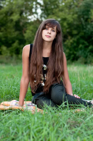 Teen brunetka na přírodu — Stock fotografie