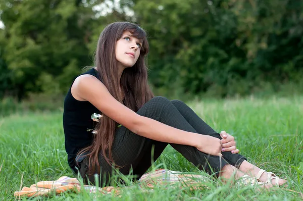 Brunette adolescent fille sur la nature — Photo