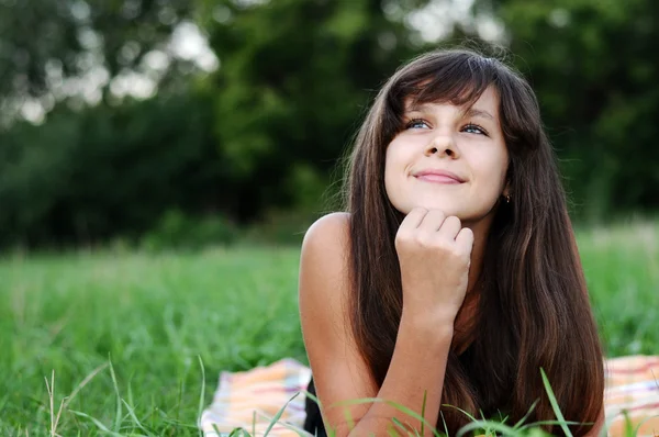 Brunette teen girl on nature — Stock Photo, Image