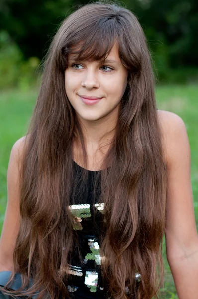 Brunette tiener meisje op aard — Stockfoto