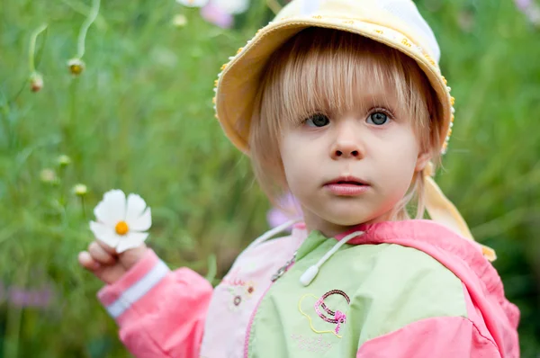 Meisje met bloemen 2,5 jaar — Stockfoto