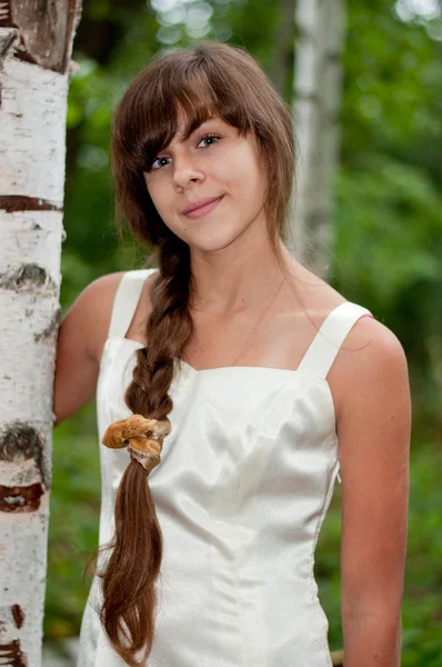 Menina russa em um vestido branco em uma floresta de vidoeiro — Fotografia de Stock