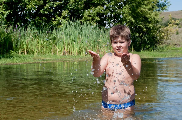 Un garçon nage dans la rivière — Photo