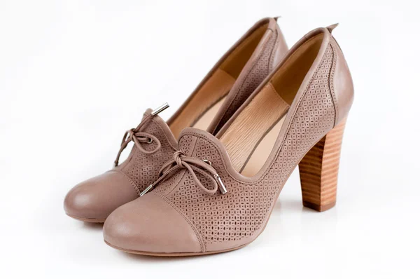 Chaussures féminines beige sur fond clair — Photo