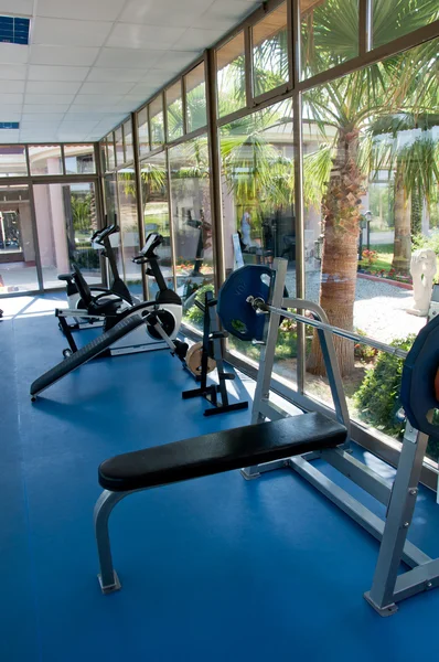 Sala de fitness com vista para a natureza — Fotografia de Stock