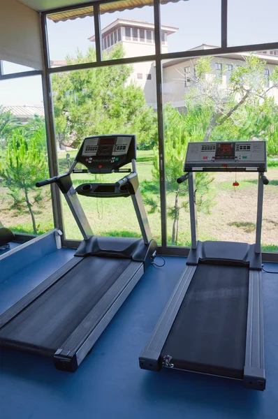 Sala de fitness con vistas a la naturaleza — Foto de Stock