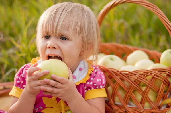 Dziewczynka z Kosz świeżych jabłek — Zdjęcie stockowe