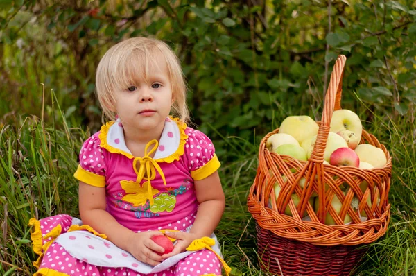 taze elma sepeti ile küçük kız