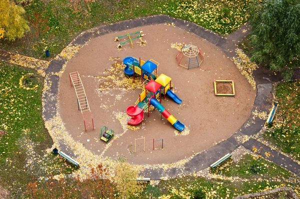 Детская площадка осенью, вид сверху — стоковое фото
