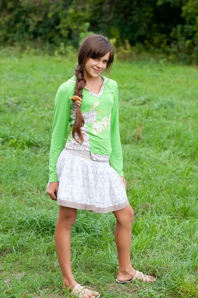 Adolescente chica en la naturaleza —  Fotos de Stock