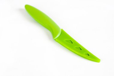 hafif bir arka plan üzerinde yeşil mutfak bıçağı