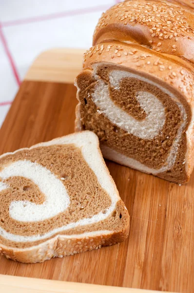 En läcker bröd med sesamfrön. — Stockfoto