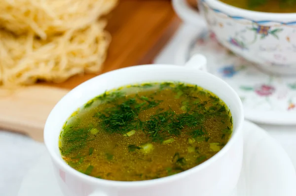 Tagliatelle in brodo di pollo con erbe aromatiche — Foto Stock