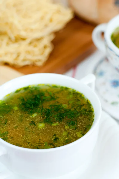 Tagliatelle in brodo di pollo con erbe aromatiche — Foto Stock